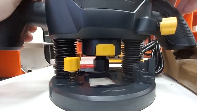 Фрезер CAT DX89. Люфт направляющих в зафиксированном положении. смотреть онлайн