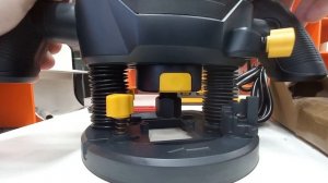 Фрезер CAT DX89. Люфт направляющих в зафиксированном положении.