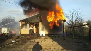 Горит частный дом