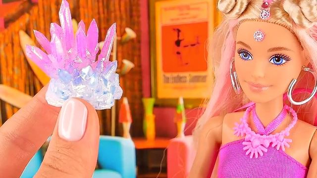 18 DIY Barbie Hacks: Cute Handbags, Makeup Kit, Glitter Shoes & more смотреть онлайн