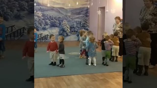 Музыкальное занятие в первой младшей группе. смотреть онлайн