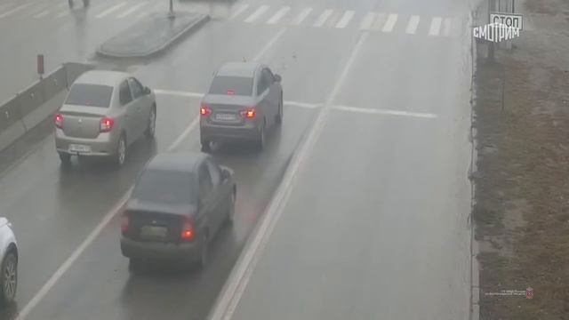 Водитель бетономешалки без тормозов ловко ушёл от столкновения с бензовозом смотреть онлайн