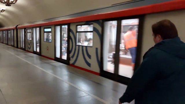 Москва, отправление поезда метро «Москва» от станции «Павелецкая» (кольцевая) 11.05.2023 смотреть онлайн