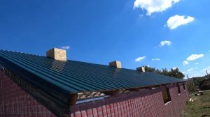 Большой сарай для свиней.Укрыли крышу.  Бойня для забоя строится