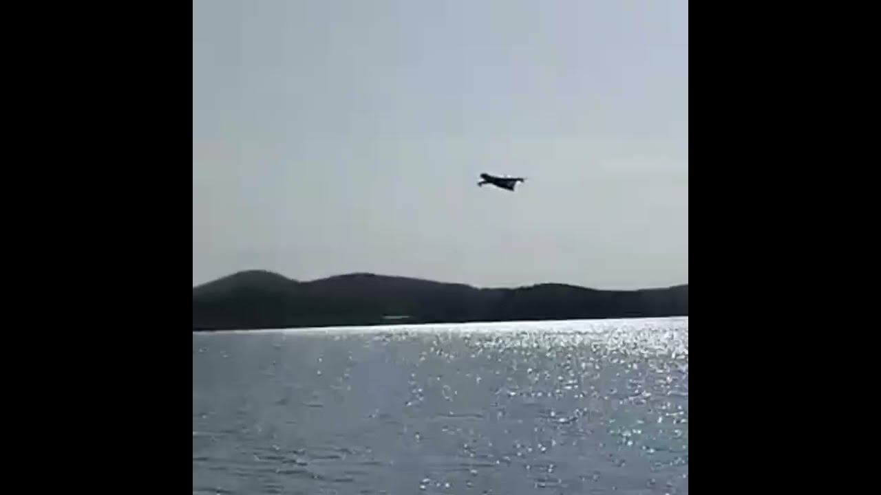 Забор воды из озера Таватуй самолетом БЕ-200 смотреть онлайн