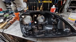 Mercedes-Benz ML w164 Ремонт фар: замена штатных биксеноновых линз на биксеноновые Hella 5R и стёко
