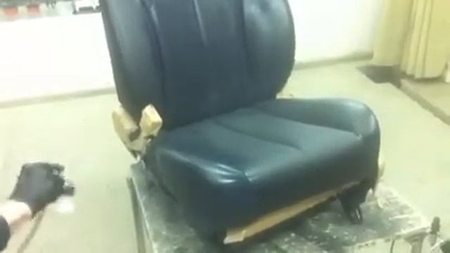 Нанесение защитного лака на кожаное сидение