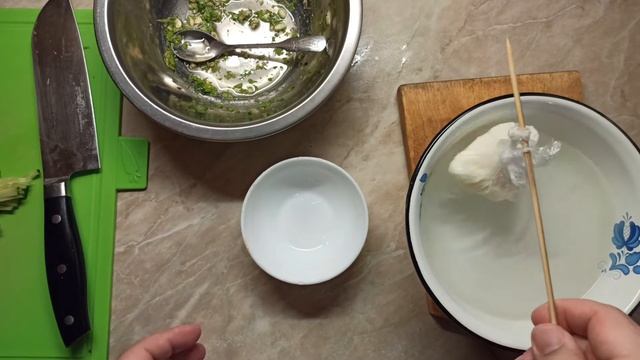 Тёплый салат с креветками и яйцом пашот. смотреть онлайн