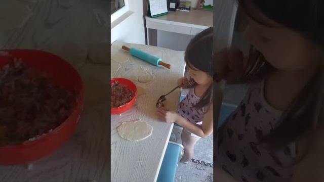 Полина печет самсу. 6лет. Янгиюль. Рукодельница. Моё счастье. смотреть онлайн