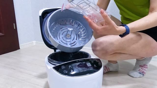 Multicooker BOSCH MUC11W12RU. Unpacking