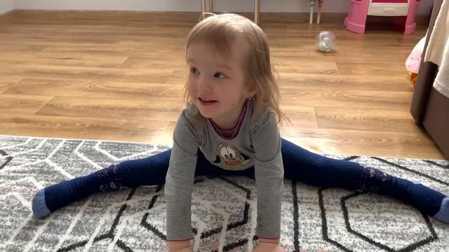 Маленькая девочка ЕВА садится на ШПАГАТ смотреть онлайн