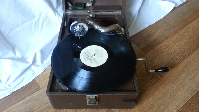 Патефон ДПЗ (Днепропетровский патефонный завод) смотреть онлайн