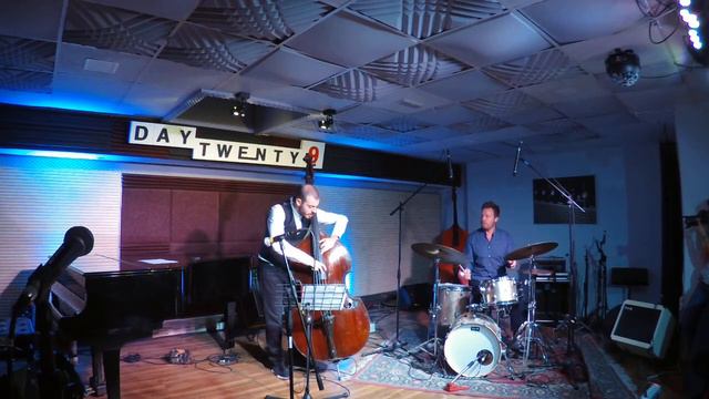 Max Ionata trio "Stompin' at Savoy" смотреть онлайн