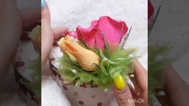 Шоколадка с цветами из конфет.
