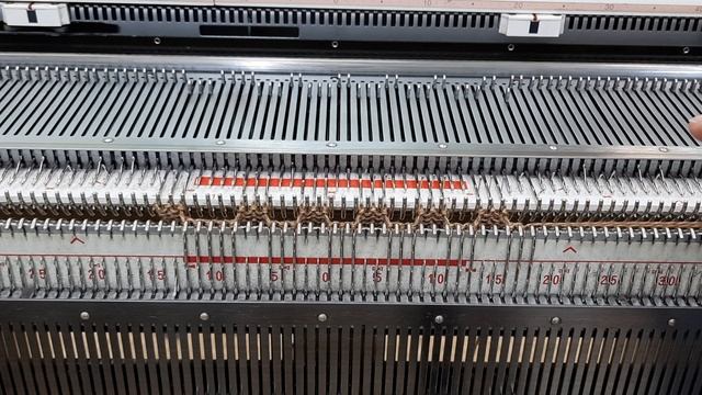 Два способа прибавления петель на промышленной резинке 3х3. смотреть онлайн