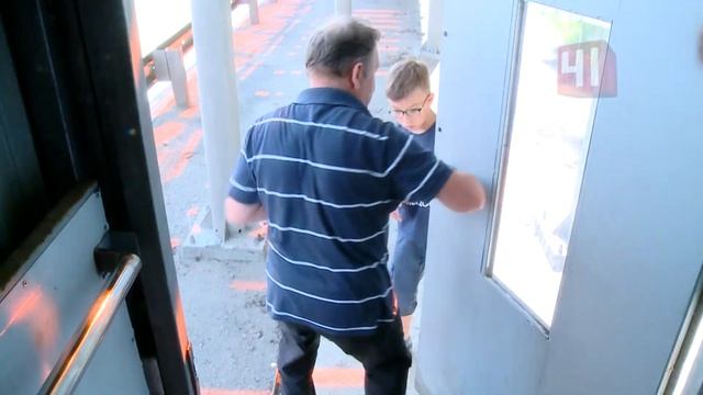 Дачники застряли в лифте надземного перехода смотреть онлайн