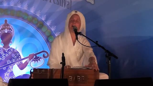 Snatam Kaur Live chants Ek Ong Kar Sat Nam Siri Wahe Guru at Sat Nam Fest смотреть онлайн