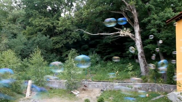 Пускатель мыльных пузырей заливали не лопающиеся и пускали с балкона, долетали до верхушек деревьев смотреть онлайн