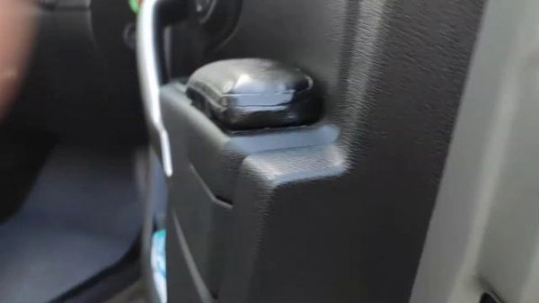 Как закрыть Lada Xray Cross без помощи штатных кнопок на ключе. Способ 2