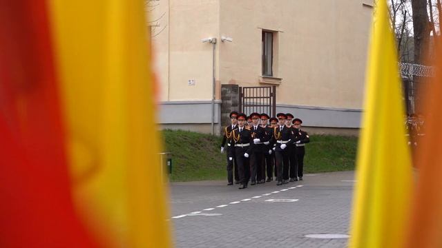 Мальчишки в форме ходят строем смотреть онлайн