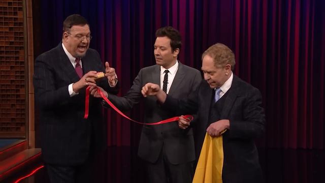 Penn & Teller Add Their Own Twist to a Classic Donut and Ribbon Trick | The Tonight Show смотреть онлайн