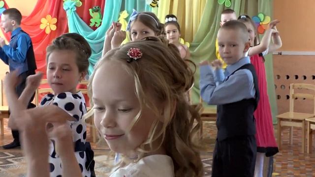 Песня с выпускного в ДС - Мал помалу привыкал смотреть онлайн