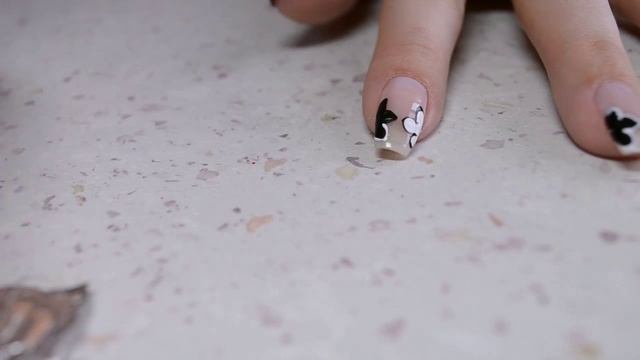 Дизайн ногтей. Черно-белые цветы. смотреть онлайн