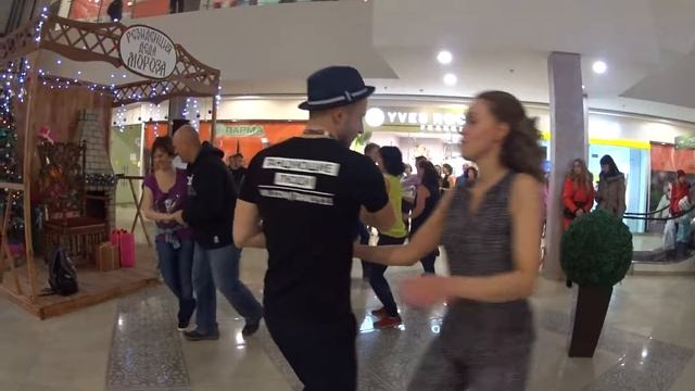 Танцы в Сыктывкаре. Линди хоп часть3 ТРЦ"Парма" 25 декабря 2016 смотреть онлайн
