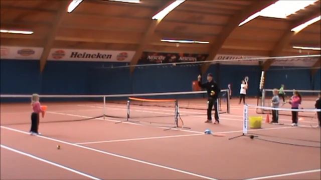 Aangegooide bal vangen met pion смотреть онлайн