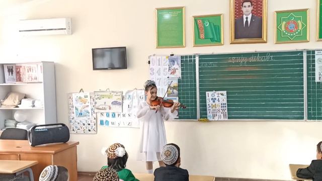 Поздравляю одноклассников братика с новым годом в его школе (1 класс) 🎻 Jingle bells 🎻 смотреть онлайн