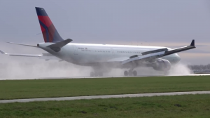 Посадка самолета в сильный ветер | Взлеты и посадки самолетов | Ветер сдувает самолёт с полосы