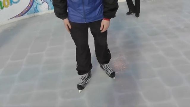 Как тормозить на хоккейных коньках смотреть онлайн