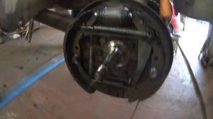 Ауди 100 С 4.Замена цапфы,заднего ступичного подшипника,тормозного цилиндра и барабанов.