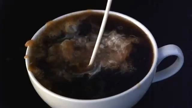 Добавляем сливки в кофе в замедленной съемке смотреть онлайн