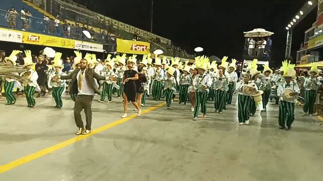 Desfile_das_Campeãs_-_Bateria_Tribuzana_da_União_da_Ilha_da_ смотреть онлайн