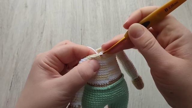 Кукла Сонечка//Часть 2//Подробный мастер класс по вязанию куклы крючком//Вяжем тело и шорты//