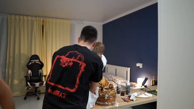 Пробил 100 пирогов одной рукой смотреть онлайн