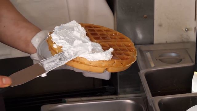 두툼한 생크림 딸기 와플 / Waffle With Whipped Cream - Korean Street Food