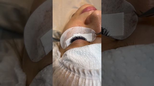 Наращивание ресниц, мокрый эффект с растушевкой цветными ресницами #наращиваниересниц смотреть онлайн