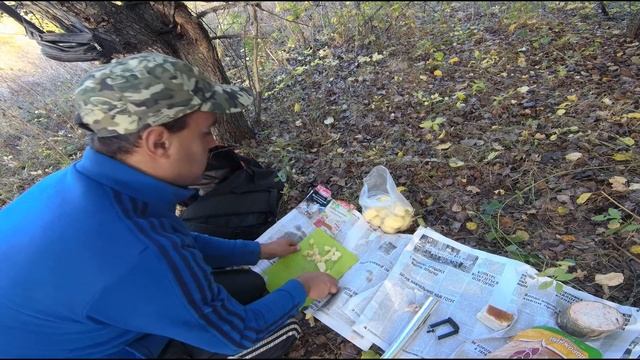 Строю столик и готовлю куриные окорочка с картошкой в фольге на углях. смотреть онлайн
