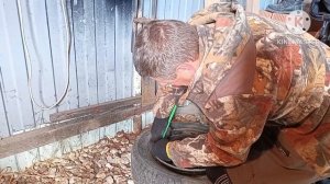 Замена вентиля на бескамерном колесе. С помощью самодельного устройства разбортировки колёс.