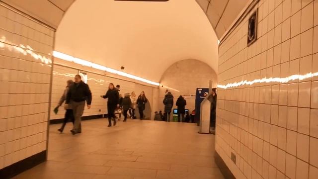 Прогулка по станциям питерского метро. Часть 4 (Технологический институт-I, II) смотреть онлайн