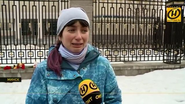 Белорусы несут цветы, игрушки и свечи к стенам российского посольства в Минске смотреть онлайн