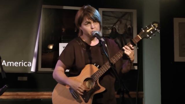 Bluebird Cafe Open Mic in Nashville, Glenna Bell sings her original song East Side. смотреть онлайн