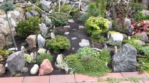 ДЕЛАЕМ КАМЕНИСТЫЙ САДИК ПО ТИПУ «ЧЕШСКОЙ СКАЛКИ», ДОБАВЛЯЕМ КАМНИ.