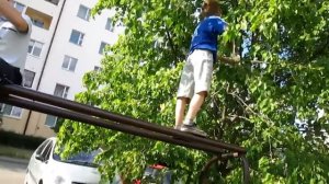 Гуляем  в солнечную погоду во дворе с детками
