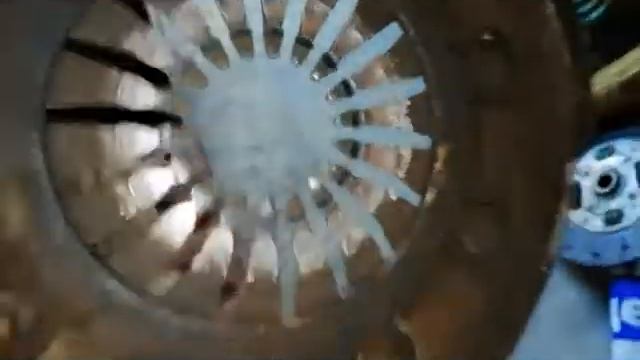 Демонтаж муфты сцепления со снятого двигателя F3R автомобиля Москвич 2141