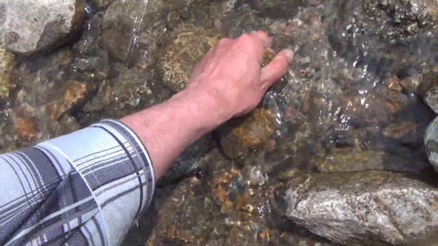 На речке можно найти скальную породу смотреть онлайн