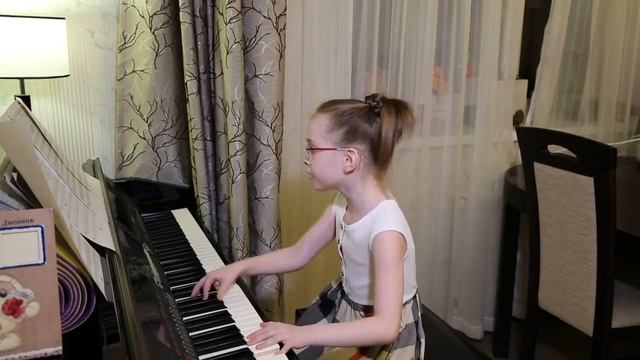 Cute Russian Girl Singing Soviet Anthem смотреть онлайн