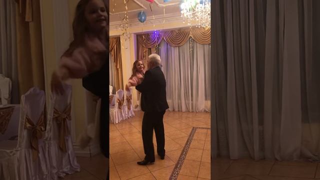 Танец деда и внучки Алисии. смотреть онлайн